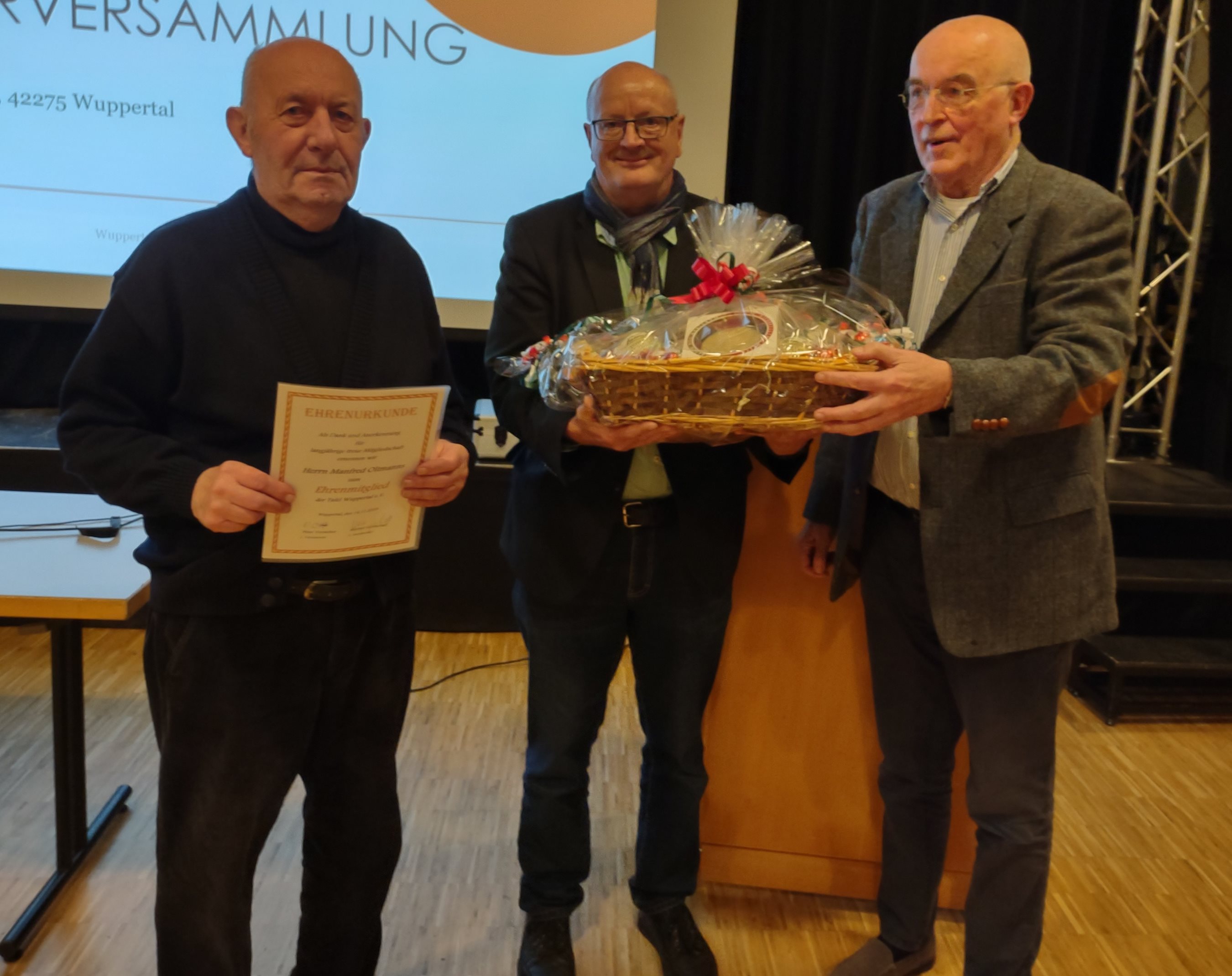 Manfred Oltmanns (links) erhält von Peter Vorsteher (Mitte) und Werner Gottschall (rechts) auf der Versammlung Urkunde und Präsentkorb als Dank für seine ehrenamtliche Tätigkeit. Foto: Urs Diederichs Manfred Oltmanns (links) erhält von Peter Vorsteher (Mitte) und Werner Gottschall (rechts) auf der Versammlung Urkunde und Präsentkorb als Dank für seine ehrenamtliche Tätigkeit. Foto: Urs Diederichs