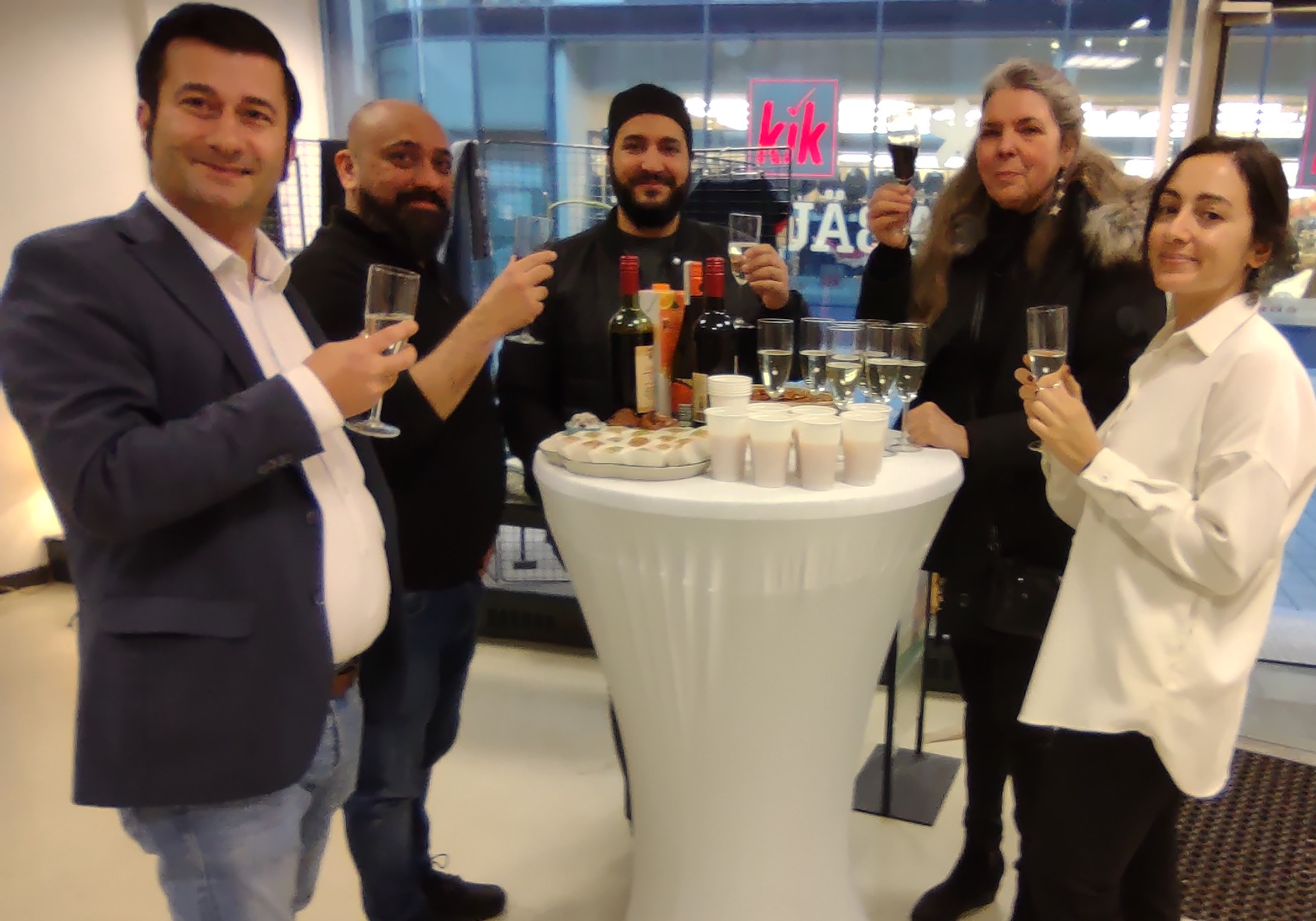 Stoßen bei der Eröffnung des „Kabäusken“ zufrieden über das Ergebnis miteinander an (v.l.n.r.): Zülfü Polat, Serkan Ege, Mehmet Ali, Ela Simon-Weiss und Aylin Demirel. Foto: Urs Diederichs