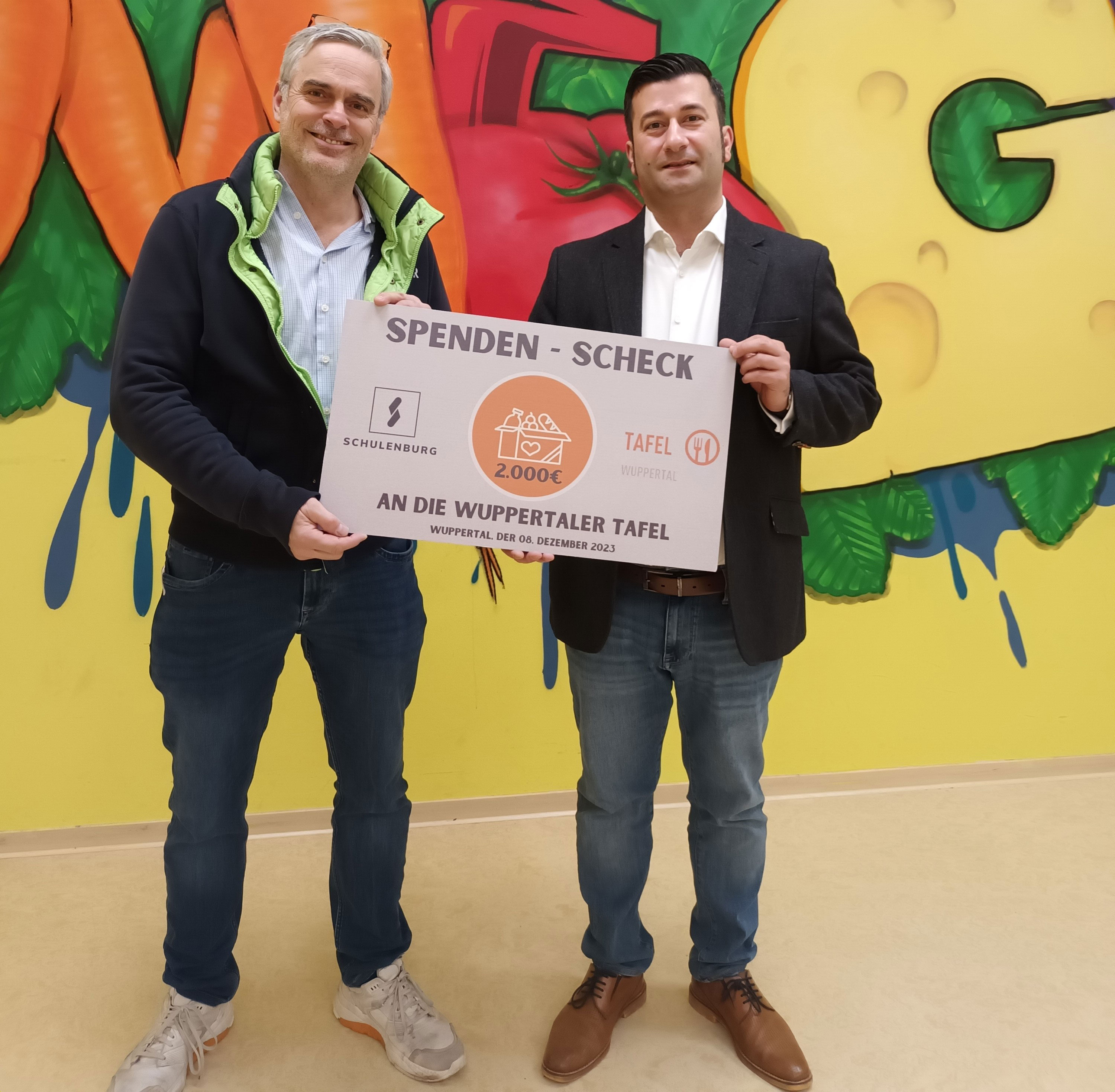 Gunter Dohmen (links), Unternehmen Schulenburg, und Zülfü Polat (rechts), Tafel Wuppertal, bei der symbolischen Scheckübergabe in der Tafel am 8. Dezember 2023. Foto: Eva Kolb Gunter Dohmen (links), Unternehmen Schulenburg, und Zülfü Polat (rechts), Tafel Wuppertal, bei der symbolischen Scheckübergabe in der Tafel am 8. Dezember 2023. Foto: Eva Kolb