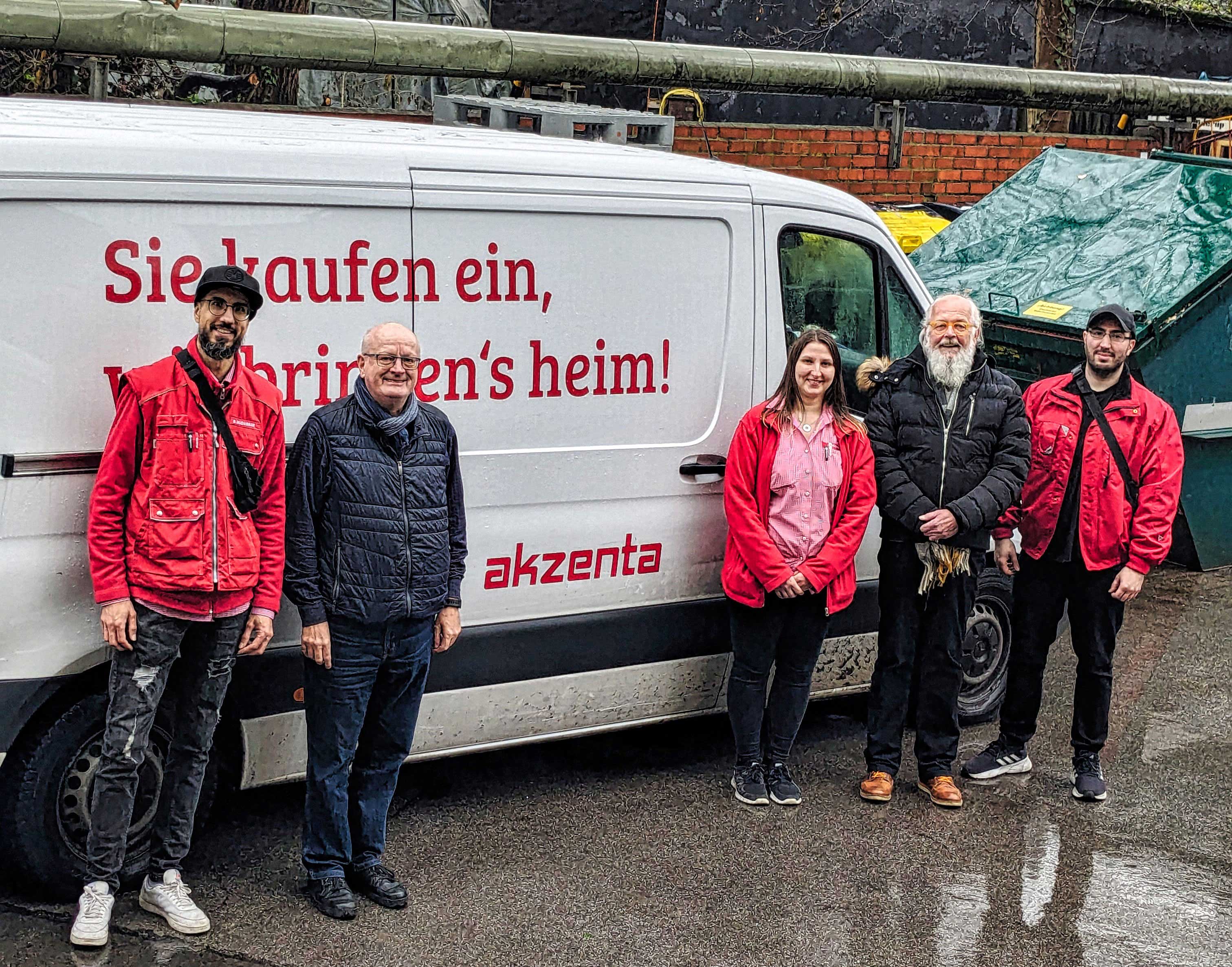 Eberhard Hagen (2.v.r.), Lions Club Bergischer Löwe, mit einem "akzenta"-Team bei der Übergabe der Lebensmittel an Peter Vorsteher (2.v.l.), Tafel Wuppertal. Foto: Tafel Wuppertal