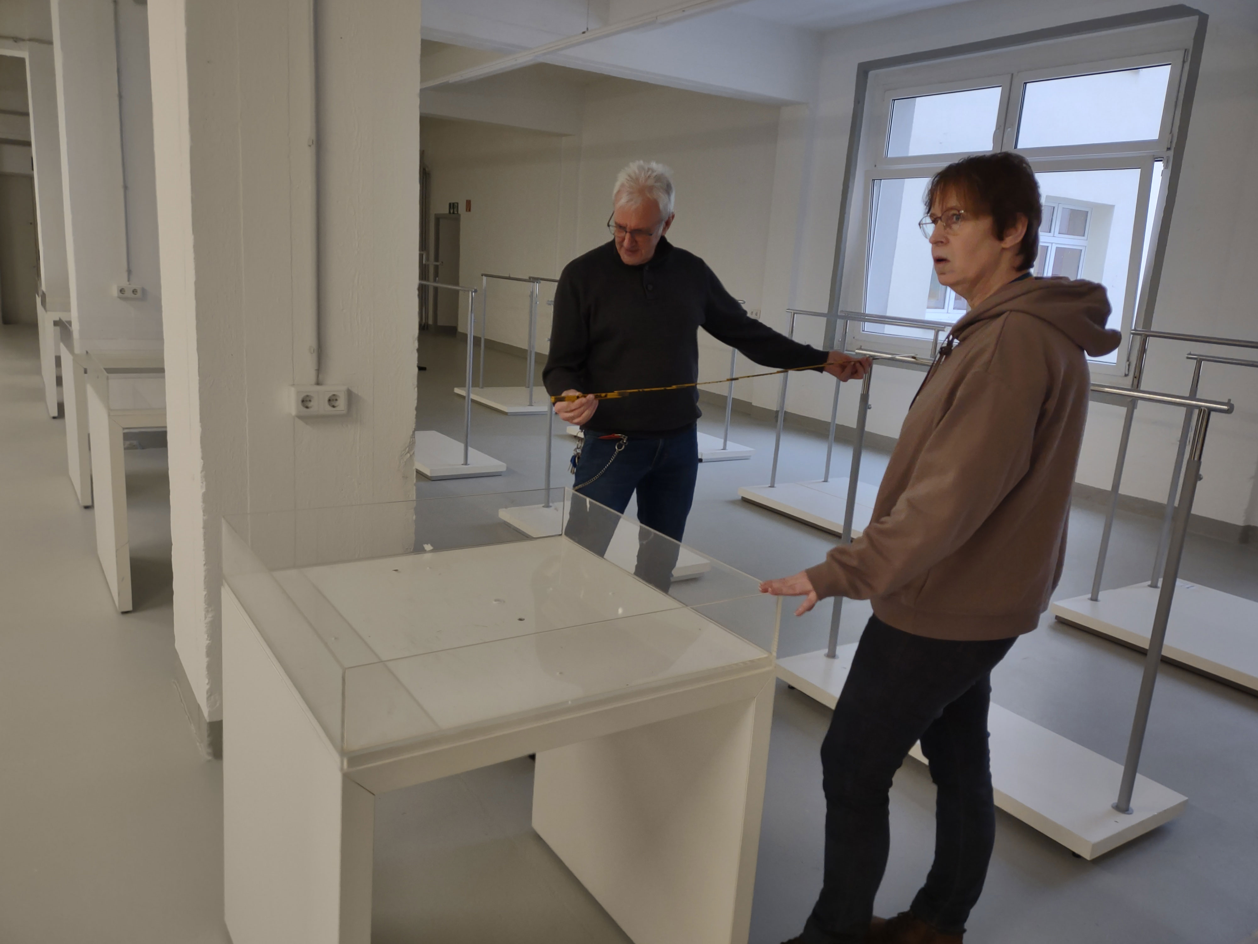 Uwe Wunderlich (links) und Nicole Mallmann (rechts), beide Kaufhausleitung Tafel Wuppertal, bei den letzten Einrichtungsarbeiten für die Neueröffnung. Foto: Urs Diederichs  