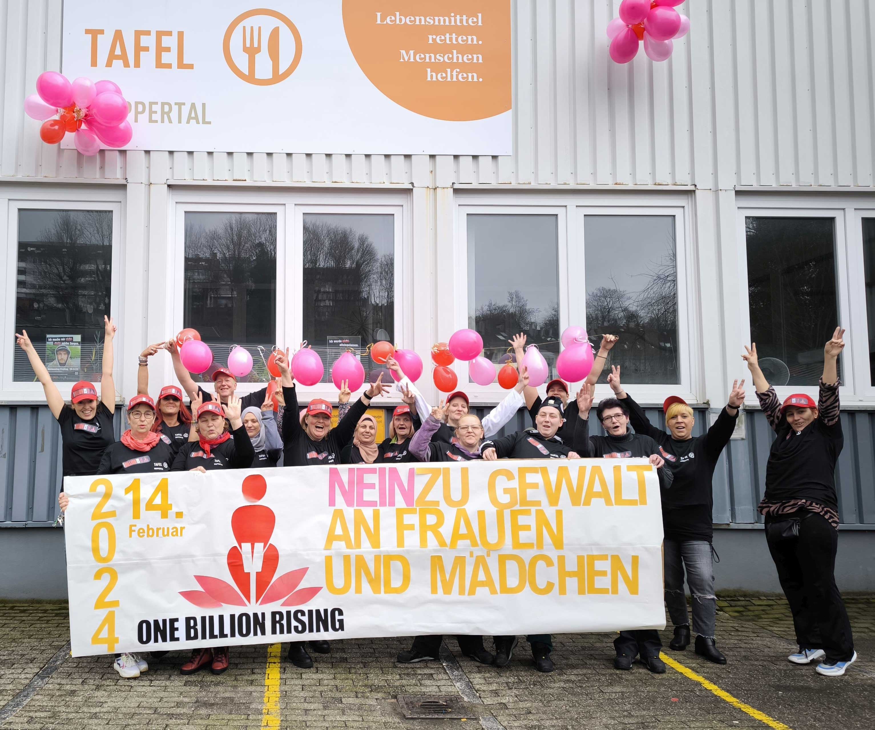 Mitarbeiter*innen der Tafel Wuppertal während der Aktion vor dem Tafelgebäude am Kleinen Werth in Wuppertal-Barmen. Foto: Marco Rogacki/Michael Behrend