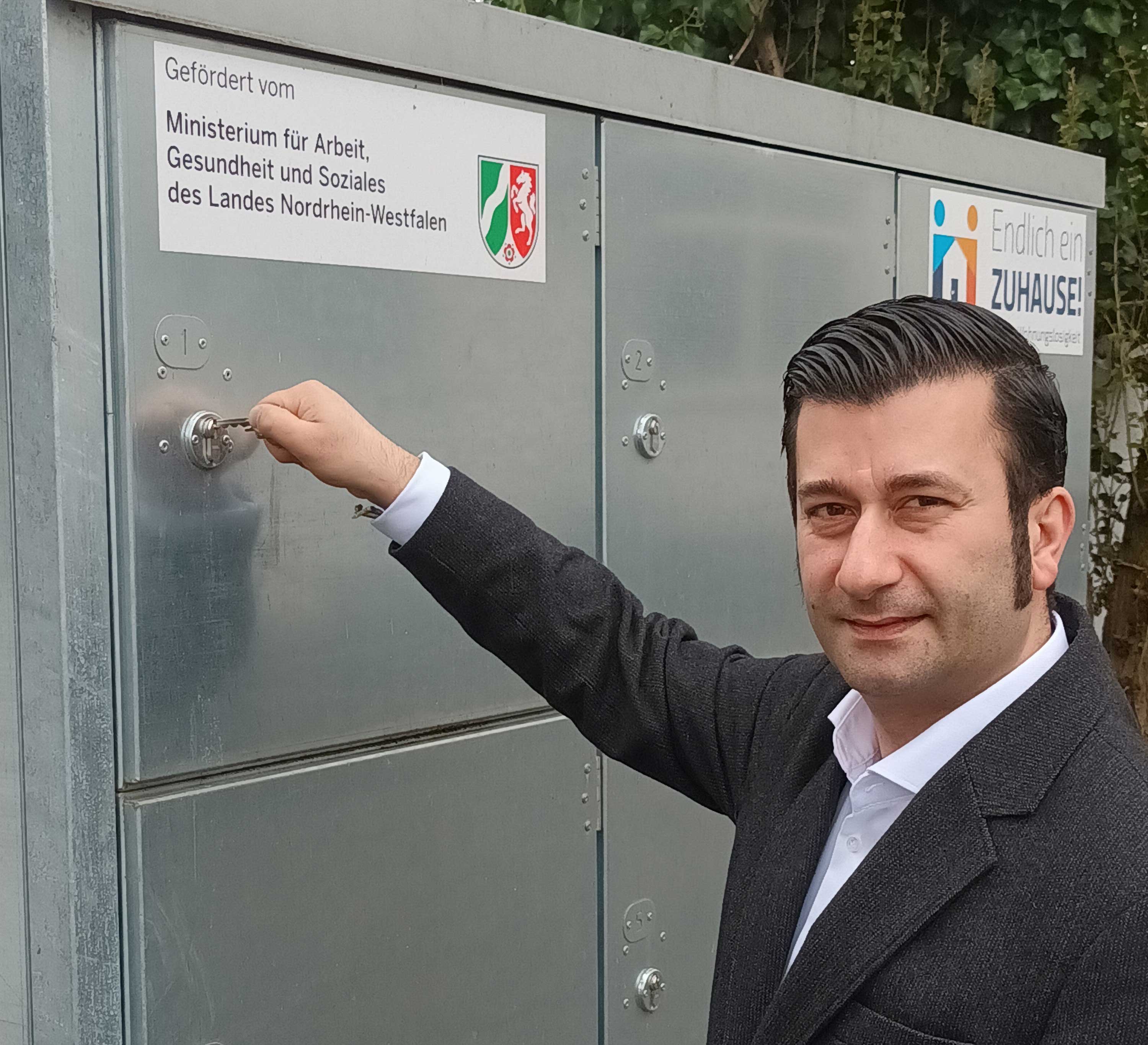 Zülfü Polat, Geschäftsführer der TW Tafel Wuppertal gGmbH, vor einem der Schließfächer am Kleinen Werth in Barmen. Foto: Jörg Linder Zülfü Polat, Geschäftsführer der TW Tafel Wuppertal gGmbH, vor einem der Schließfächer am Kleinen Werth in Barmen. Foto: Jörg Linder
