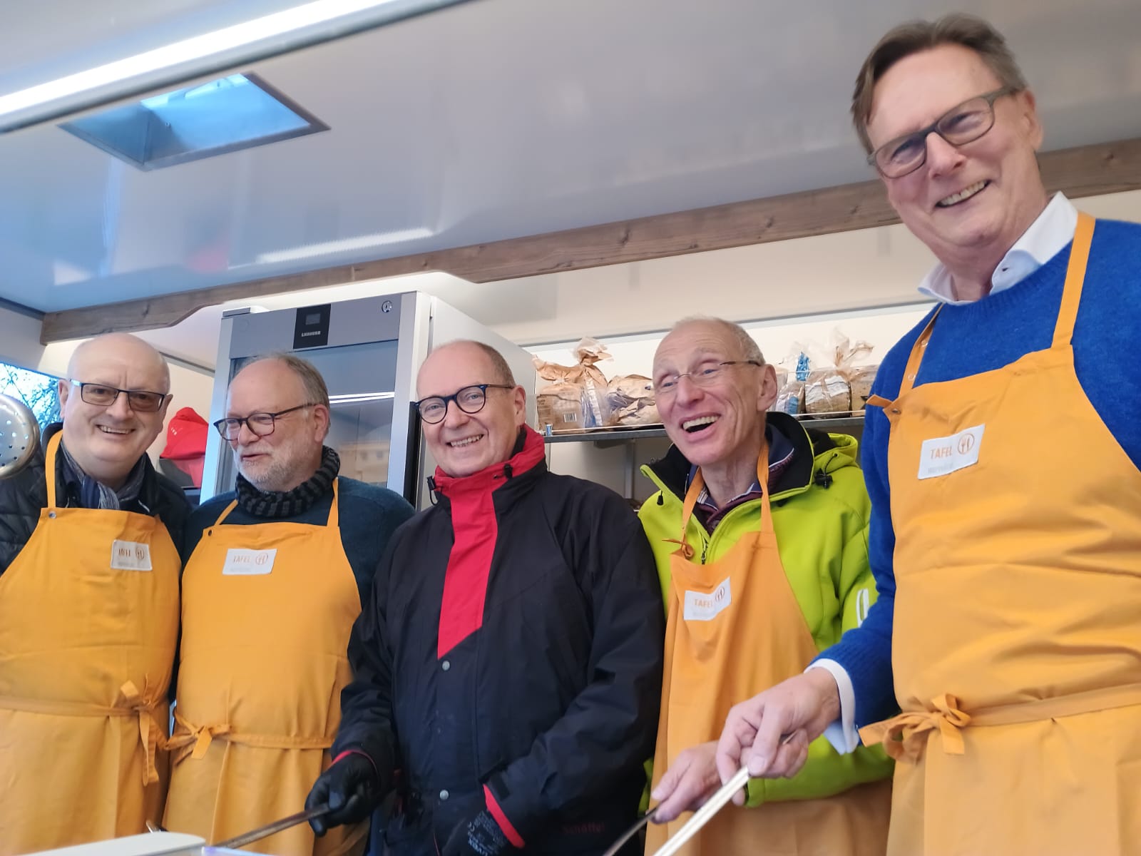 Kurz vor der Essensausgabe im neuen Sozialmobil (v.l.n.r.): Peter Vorsteher, Klaus Braun, Reinhold Nickel, Axel Sindram, alle Tafel Wuppertal, und Gunther Wölfges, Stadtsparkasse Wuppertal. Foto: Urs Diederichs